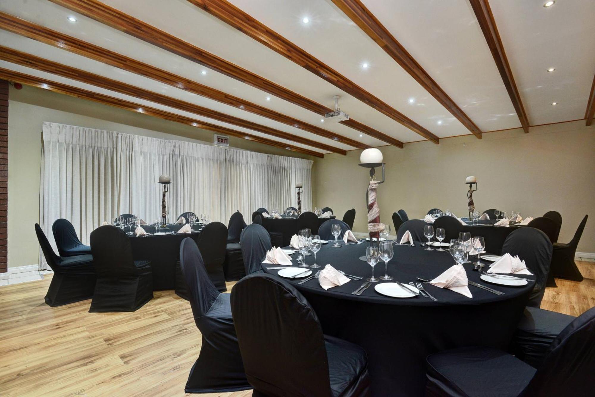 Protea Hotel by Marriott Mahikeng Mafikeng Exteriör bild